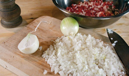 1. Этап. Манты по-казахски: 2. Далее очистить и нарезать мелкими кубиками лук. Его должно быть действительно много.