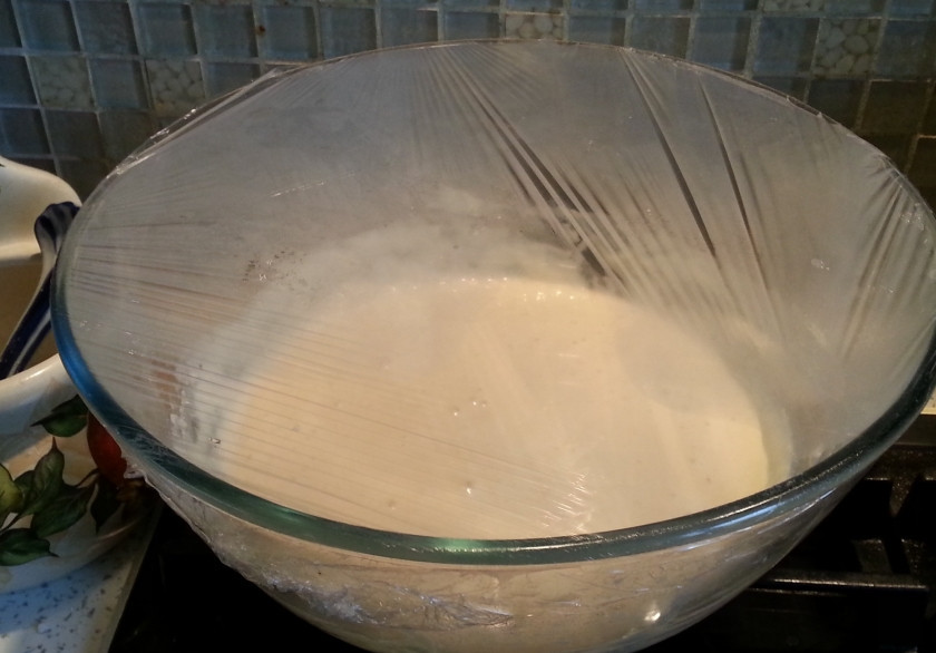 1. Этап. Пирожки с творогом и изюмом из дрожжевого теста: Теперь замешиваем тесто: просеиваем всю оставшуюся муку, добавляем сахар, яйцо, подошедшую опару. В процессе замеса доливаем 50 мл воды, а затем замешенное тесто закрываем и оставляем на 20-30 минут.