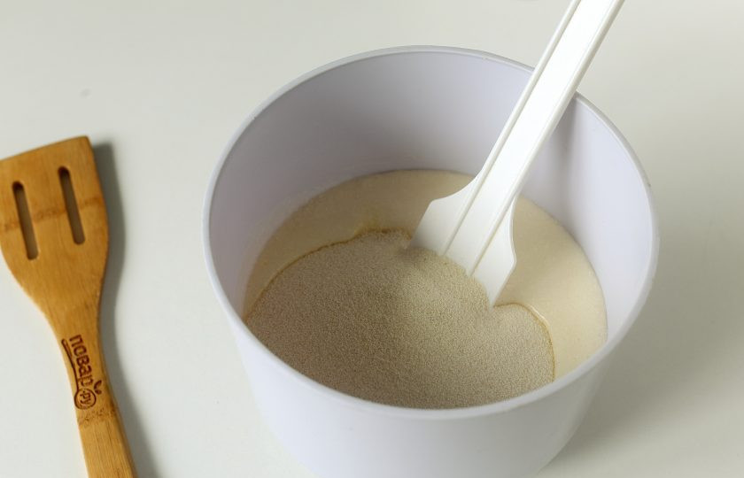 1. Этап. Бабушкин манник на кефире: Насыпьте манку.