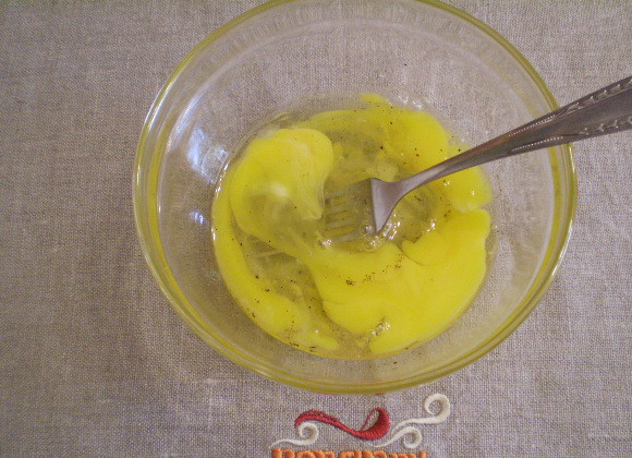 1. Этап. Лаваш с пюре: Яйца взбиваем с солью и перцем.