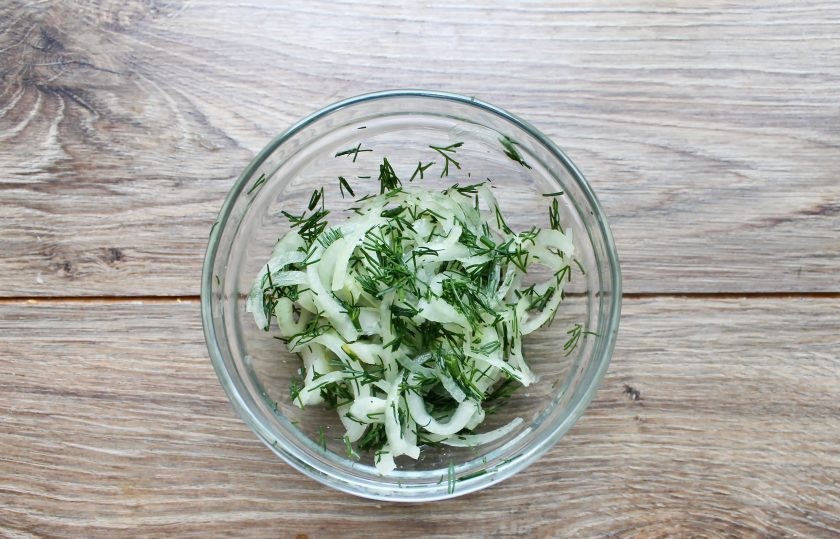 1. Этап. Караси в сметане в духовке в фольге: Репчатый лук почистите и порежьте полукольцами, добавьте резаный укроп, посолите и перемешайте.