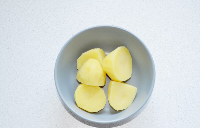 1. Этап. Хычины на кефире: Для приготовления картофельной начинки разомните отварной картофель в пюре.