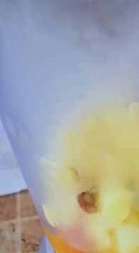 1. Этап. Смузи Золотой: Кусочки манго и ананаса выложить в чашу для измельчения.