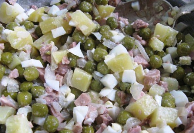 1. Этап. Простой салат из печени трески: Смешайте все ингредиенты, добавьте соль, перец, заправьте маслом с лимонным соком. Хорошо перемешайте и подайте на стол.