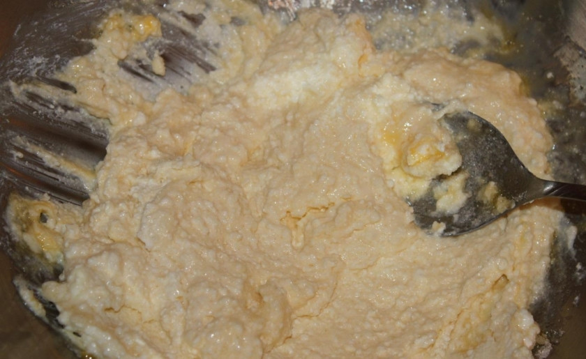 1. Этап. Пончики из творога классические: 5. Хорошенько перемешиваю творожно-яичную смесь.