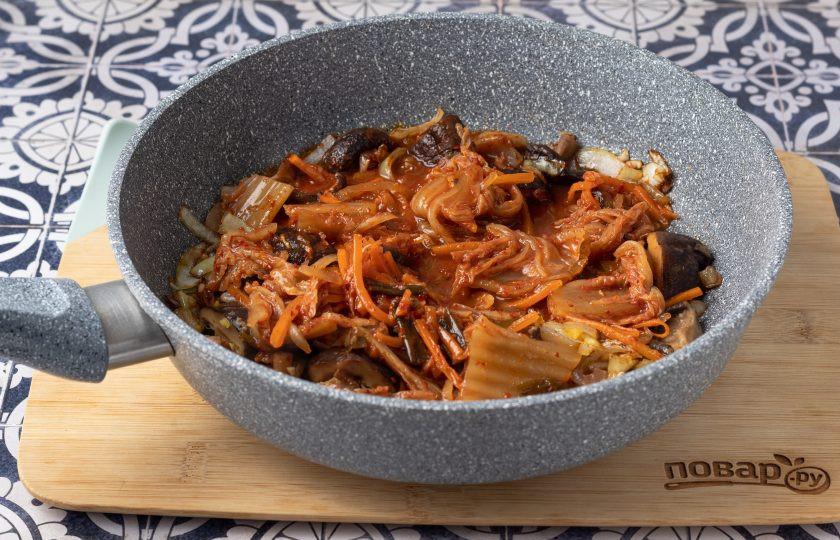 1. Этап. Морская капуста сушеная с кимчи: Добавьте в сковороду капусту кимчи.