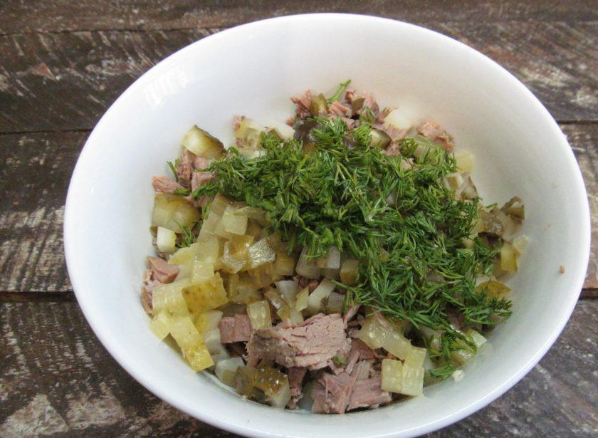 1. Этап. Салат Цада: Добавьте в салат зелень до свежести.