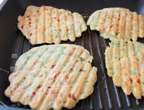 1. Этап. Блинчики по-корейски: Обжариваем блинчики с обеих сторон. Жарим на среднем огне, чтобы мясо внутри блинчика успело приготовиться. Можно блинчики довести до готовности в духовке.