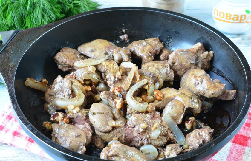 1. Этап. Куриная печень с грецкими орехами: Выложите печень, орешки и обжаривайте все вместе еще 5-7 минут, помешивая. Посолите и поперчите по вкусу.