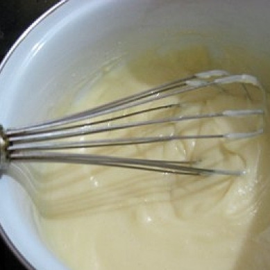 1. Этап. Торт Графские развалины: Теперь приготовим крем. Смешаем стакан молока, яйцо, столовую ложку муки и полстакана сахара в кастрюльке. Ставим на огонь и варим до загустения, постоянно взбивая. В остывший крем добавляем 100 граммов сливочного масла и ванилин.