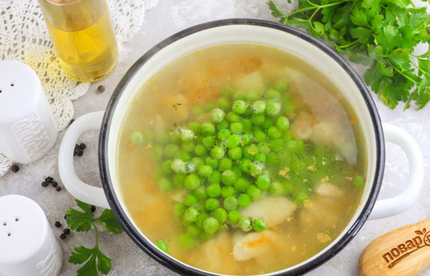 1. Этап. Суп из индейки с зеленым горошком: Всыпьте промытый зеленый горошек: свежий или замороженный. Добавьте приправу для курицы или замените ее по вкусу солью. Отварите еще 3-5 минут. Можно дополнить суп измельченной свежей зеленью: укропом, петрушкой, сельдереем.