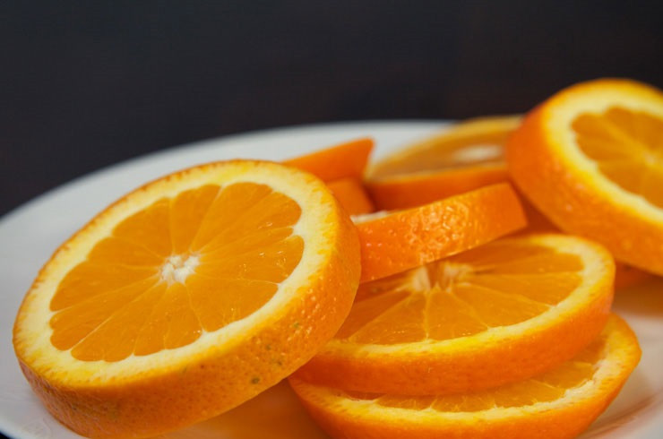 1. Этап. Курица под сладким соусом: 2. Нарежьте один крупный или пару средних апельсинов средними кружочками.