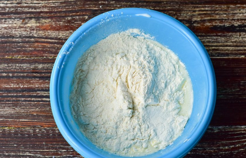 1. Этап. Печенье Королевское: Добавьте муку и разрыхлитель.