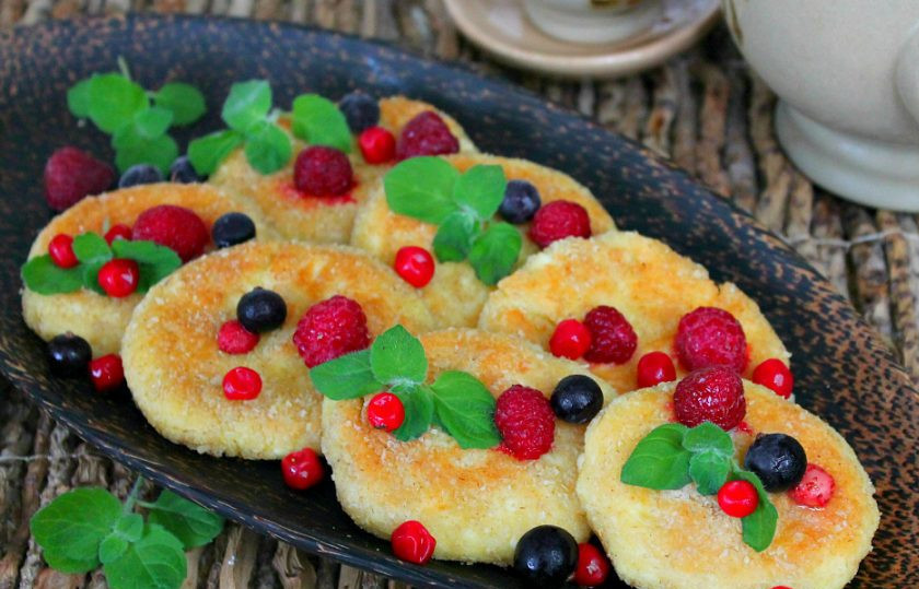 1. Этап. Сырники с овсянкой: Готовые сырники можно подать с ягодами и дополнить листочками мяты. Приятного аппетита!