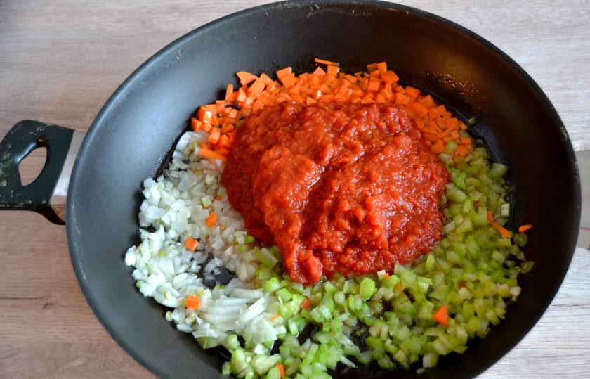 1. Этап. Тальятелле болоньезе: Влейте в сковороду оливковое масло, разогрейте, обжарьте лук, сельдерей и морковь, после чего выложите томаты.