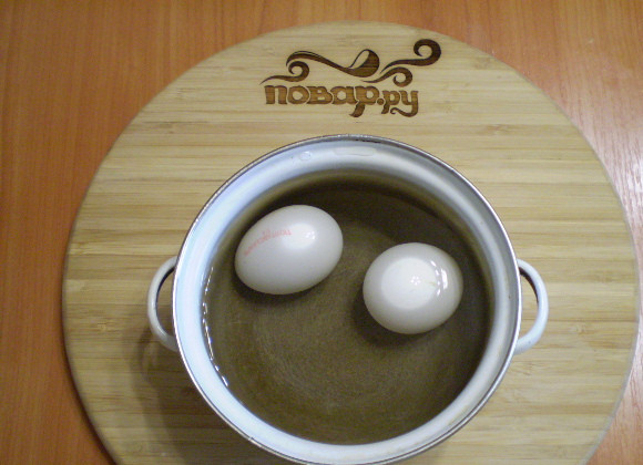 1. Этап. Кабачки жареные с яйцом: 2. Яйца залейте холодной водой и поставьте на огонь. Варите с момента закипания 7-9 минут. Затем обдайте ледяной водой. Очистите от скорлупы.