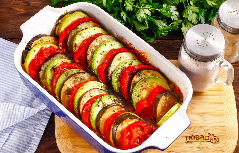 1. Этап. Рататуй в микроволновке: Извлеките готовый рататуй из микроволновки, проколите в середине и по краям ломтики кабачков, проверяя их.