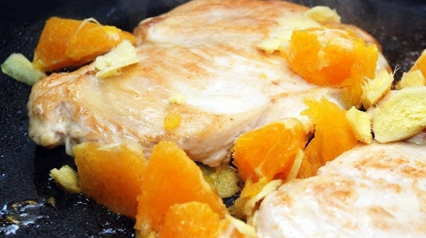 1. Этап. Курица с имбирем: Добавьте к курице на сковороду мякоть, сок, соевый соус и имбирь.