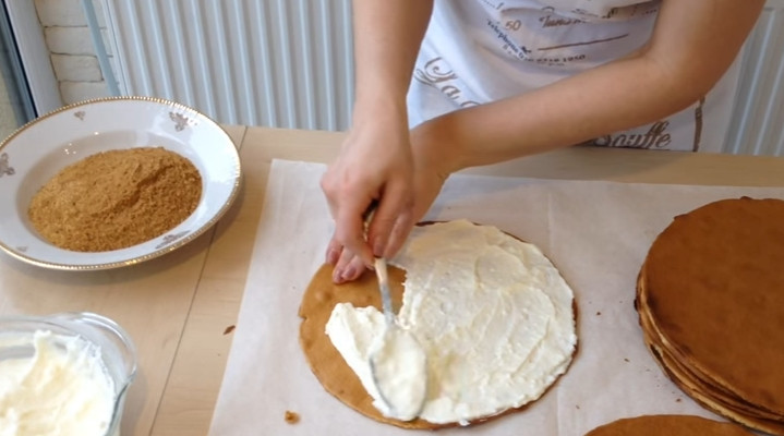 1. Этап. Торт Медовик (Рыжик): 14. Каждый корж перемазываете полученным кремом и складываете друг на друга.