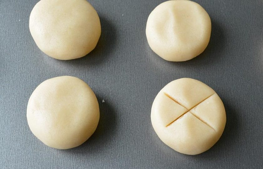 1. Этап. Индийское песочное печенье Нанхатаи: 8. Используя нож сделайте крестообразные надрезы на всех печеньях.