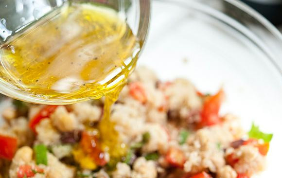 1. Этап. Салат с квиноа, бараньим горохом и помидорами: 6. Залить ею ингредиенты в миске и хорошо перемешать. Сразу же подавать салат.