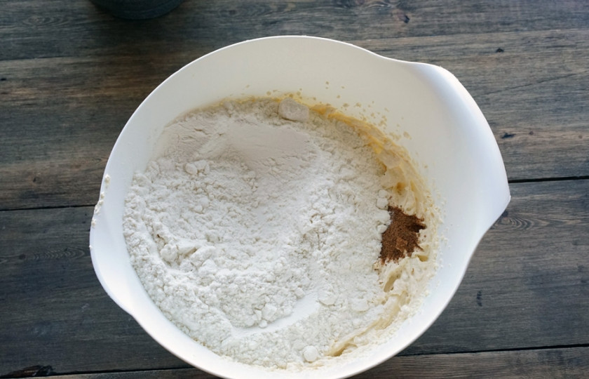 1. Этап. Песочное печенье с джемом: Насыпьте примерно половину от общего количества муки, включите миксер на низкую скорость и, взбивая, подсыпайте оставшуюся муку. Взбивайте до получения однородной массы. Таким образом замесите тесто для будущего печенья.