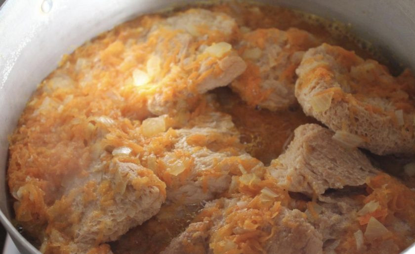 1. Этап. Соевый шницель: Вливаем в сковороду воду после шницелей и доводим все это дело до закипания. Солим. Затем все содержимое сковороды заливаем в кастрюлю к сое. Ставим кастрюлю на огонь.