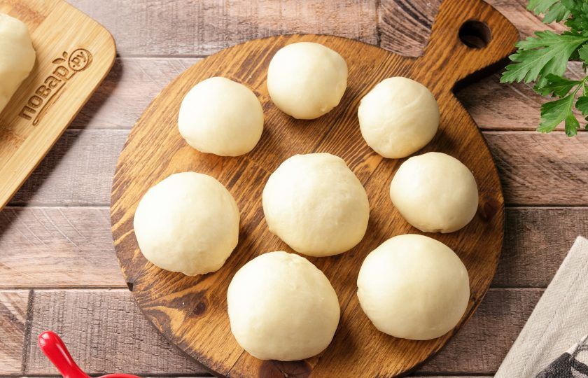 1. Этап. Жаркое в горшочке из теста: Тесто вымешайте ещё раз и разделите на части. Количество частей зависит от желаемого размера горшочков. Я буду готовить 4 порции. У меня получилось четыре кусочка по 100 грамм (для горшочка) и четыре по 60 грамм (для крышечек). Останется ещё небольшой кусочек, он тоже потом понадобится.