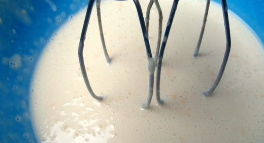 1. Этап. Блины с крабовым припеком: Чтобы тесто получилось однородным, его необходимо тщательно взбить. Миксер или кухонная машина облегчит этот процесс и сэкономит ваше время.