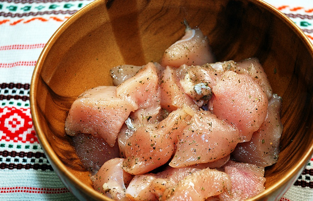 1. Этап. Куриные кусочки в сливочном соусе: Куриное филе промойте и обсушите бумажным полотенцем, затем нарежьте небольшими кусочками. Посолите и поперчите по вкусу.