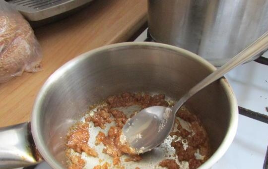 1. Этап. Курочка Объедение: Соль с сахаром перемешайте и нагрейте в кастрюле до потемнения.