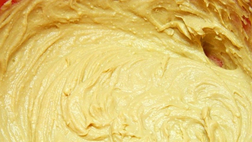 1. Этап. Орешки в орешнице: Займитесь начинкой. Взбейте миксером творог со сгущёнкой.