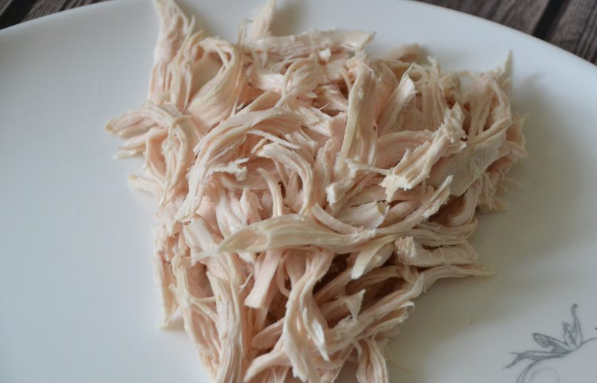 1. Этап. Салат с копченым сыром Косичка: Разберите на продольные волокна отварную куриную грудку.