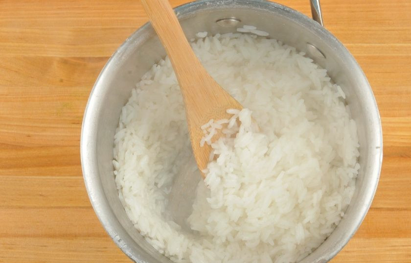 1. Этап. Карри из нута: 1. В сотейник выложите промытый рис и щепотку соли. Залейте его водой (в 2 раза больше объёма риса). Доведите до кипения, а потом варите крупу 20 минут.