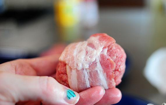 1. Этап. Сэндвичи с фрикадельками в беконе: 2. Нарезанные ломтики бекона разрезать вдоль пополам. Обернуть одну полоску бекона вокруг фрикадельки, потянув немного, чтобы она была в натянутом состоянии.