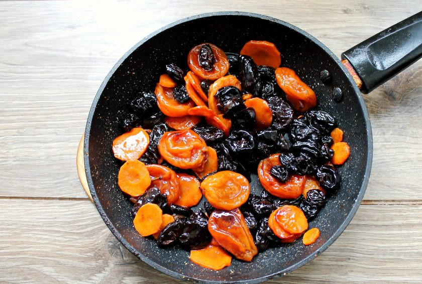 1. Этап. Еврейский цимес: Посыпьте цимес корицей, перемешайте и подавайте к столу.