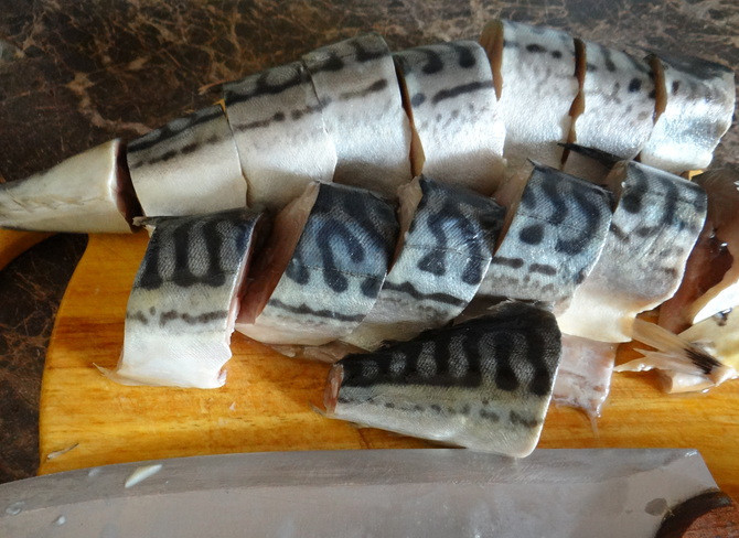 1. Этап. Скумбрия, запеченная с помидорами: Размораживаем скумбрию, потрошим, режем на несколько кусочков.