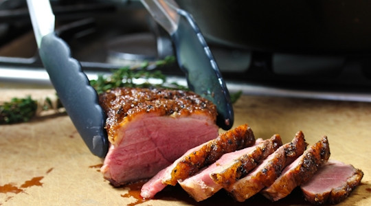 1. Этап. Запеченные утиные грудки: 6. Готовую грудку достаньте из духовки и нарежьте небольшими ломтиками. Выложите на тарелку и полейте соусом. Если не знаете, как приготовить запеченные утиные грудки невероятно ароматными — добавьте к ним любимые душистые травы. Вот такое красивое и очень вкусное блюдо получилось в результате. Приятного аппетита!