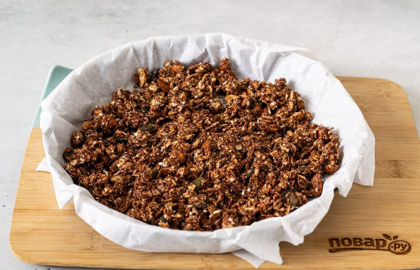 1. Этап. Шоколадная гранола: Выложите овсяные хлопья в форму для запекания. Выпекайте гранолу 45-55 минут в заранее разогретой до 155 градусов духовке. Перемешивайте каждые 15 минут, чтобы хлопья пропеклись равномерно.