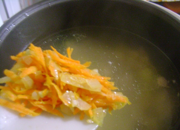 1. Этап. Суп с вермишелью в мультиварке: Через 30-40 минут после начала работы режима добавляем в суп обжаренные овощи, солим и перчим его.