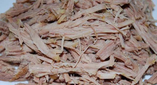 1. Этап. Татарский салат с говядиной: Мясо отварите до готовности и порежьте тонкими полосками.