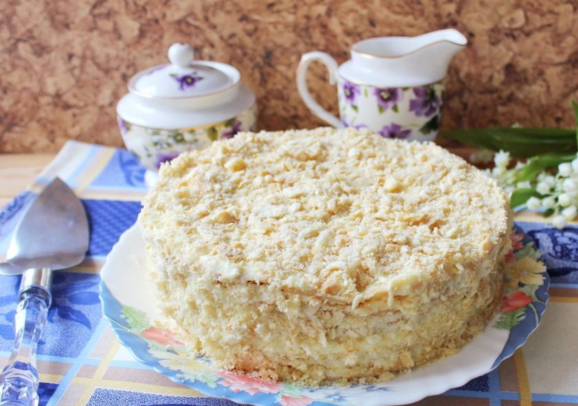 1. Этап. Рубленый торт: Один корж измельчите в крошку и посыпьте ей верх и бока торта. Рубленый торт готов. Дайте ему пропитаться 10-12 часов.