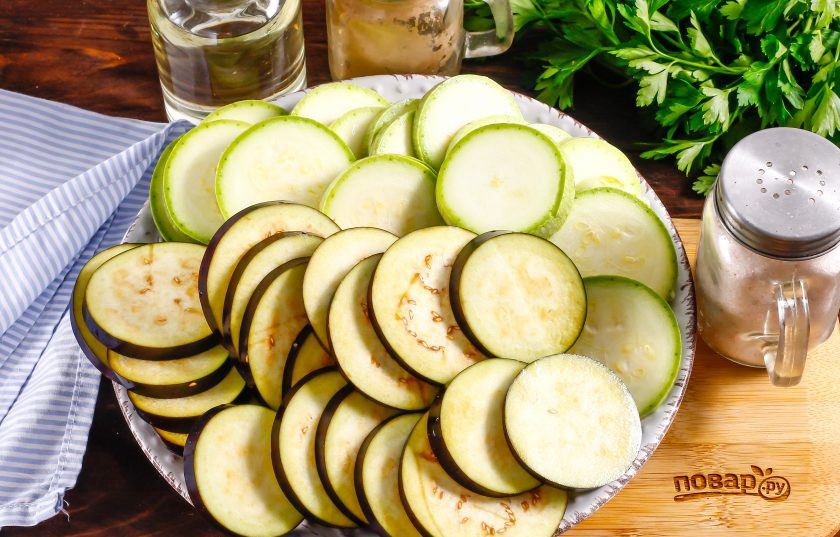 1. Этап. Рататуй в микроволновке: В это время промойте баклажан и кабачок в воде, срежьте хвостики и нарежьте их кружочками не толще 1 см., иначе они долго будут готовиться.