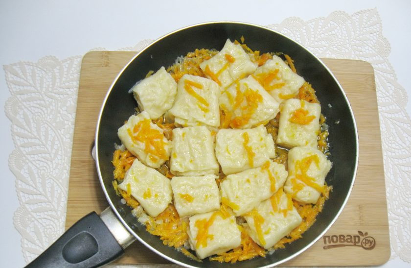 1. Этап. Бешбармак по-нанайски: Накройте сковороду крышкой и тушите рулеты до мягкости 40-50 минут на небольшом огне. Периодически доливайте воду.