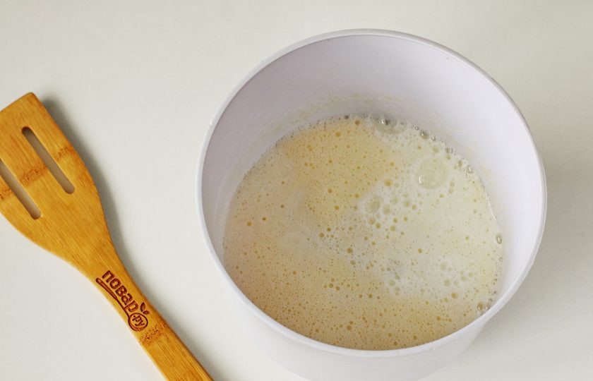 1. Этап. Блины Тающие во рту: Продолжая взбивать добавьте стакан кипятка. Масса должна увеличиться в 2 раза.