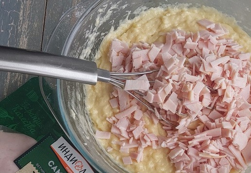 1. Этап. Тонкие картофельные вафли с ветчиной: Добавить к картофельной массе, перемешать.