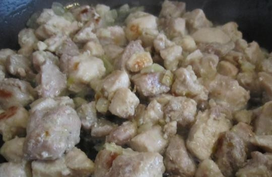 1. Этап. Куриное соте: Спустя 3 минуты готовки, перемешайте ингредиенты. Жарьте ещё 5 минут на среднем огне.