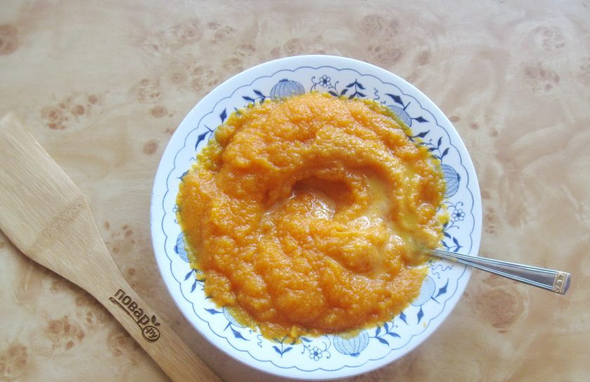 1. Этап. Запеканка с тыквой и творогом: Добавьте яйцо, две щепотки соли и сахар по вкусу.