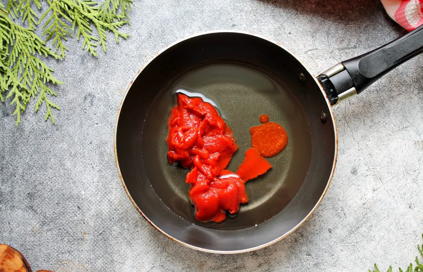 1. Этап. Красное масло: Холодное растительное масло налейте в сковороду и выложите томатную пасту, добавьте соус шрирача.