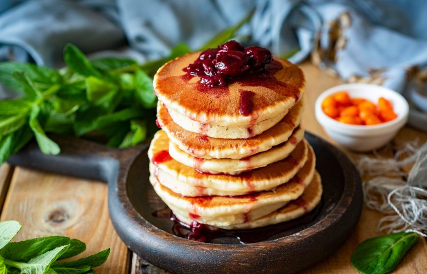 1. Этап. Панкейки с содой: Готовые панкейки выложите стопкой на тарелку, полейте любимым сиропом и подавайте к столу. Приятного аппетита!